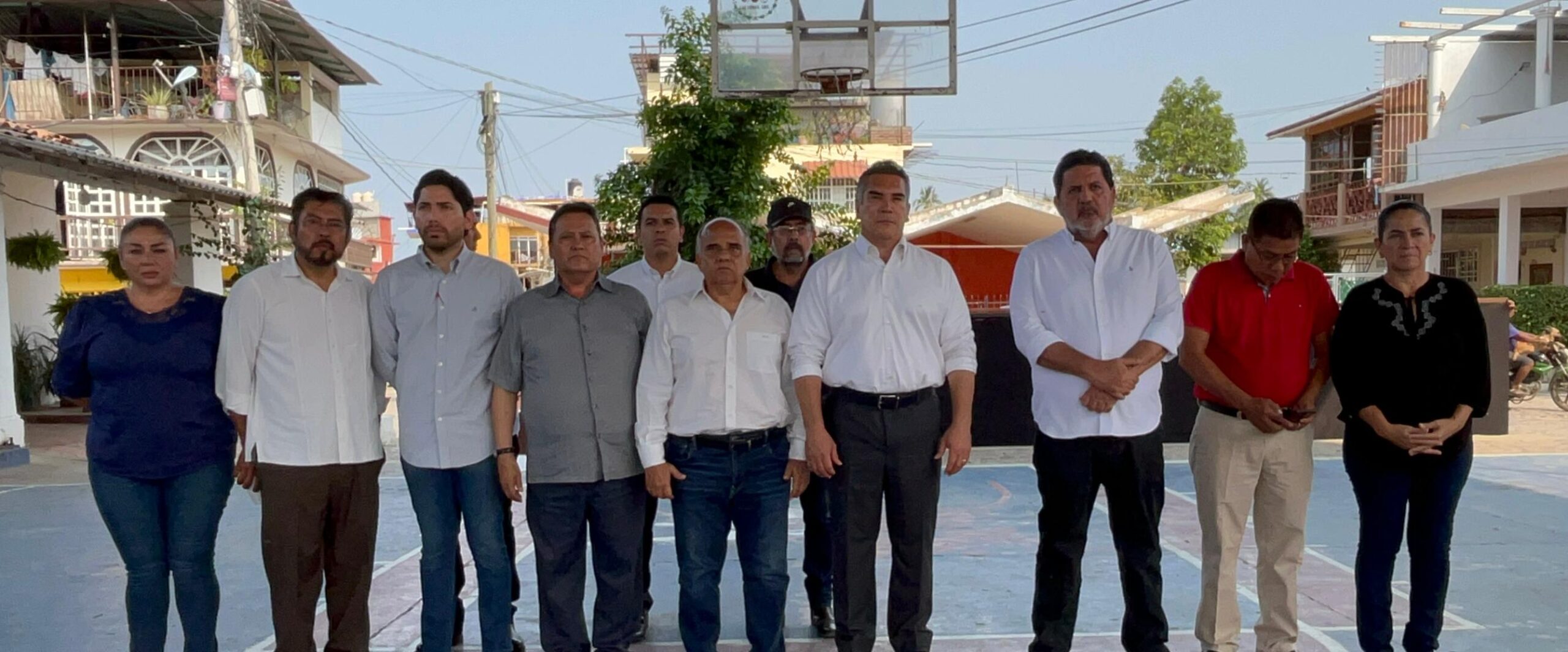 Alito Moreno viene a Coyuca de Benítez a dar el pésame a la viuda de José Alfredo Cabrera Barrientos
