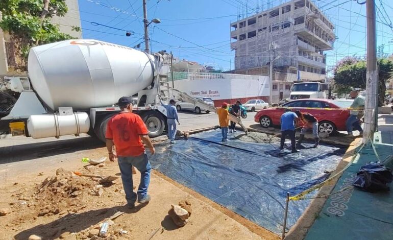 Mantiene Gobierno de Abelina López Rodríguez programa de bacheo en distintos puntos de Acapulco