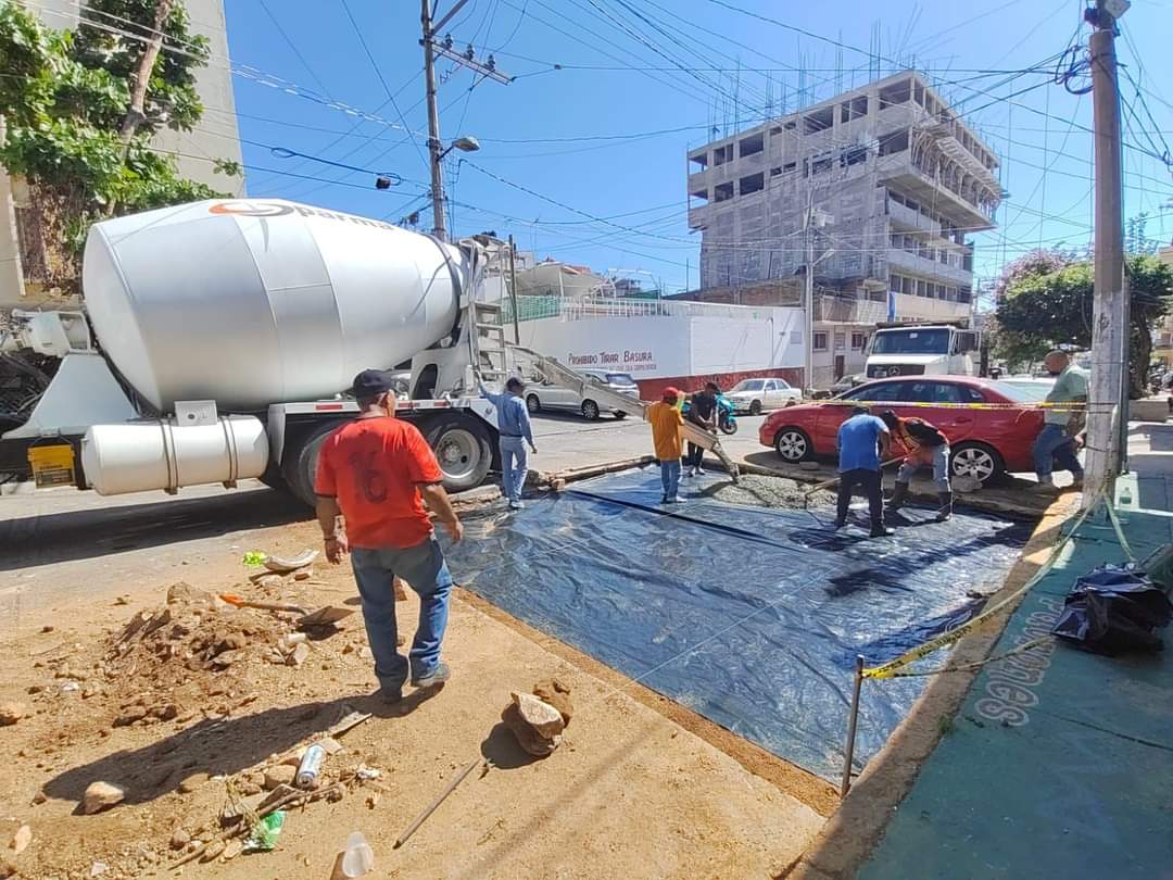 Mantiene Gobierno de Abelina López Rodríguez programa de bacheo en distintos puntos de Acapulco