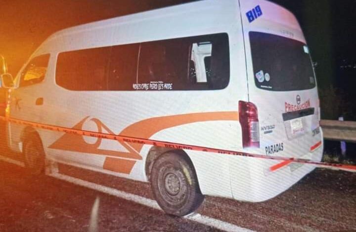 Dejan cadáver dentro de una Urvan del transporte público en la Autopista Diamante de Acapulco