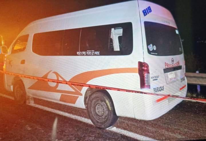 Dejan cadáver dentro de una Urvan del transporte público en la Autopista Diamante de Acapulco