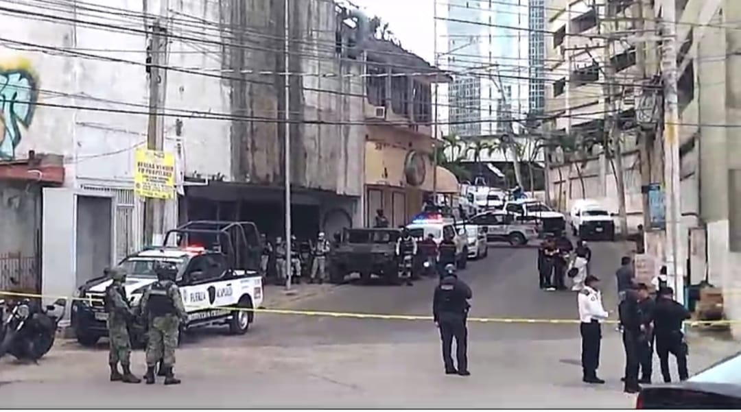 Localizan un cadáver decapitado en playa de Acapulco; más tarde un cráneo afuera del conocido centro nocturno Tabares