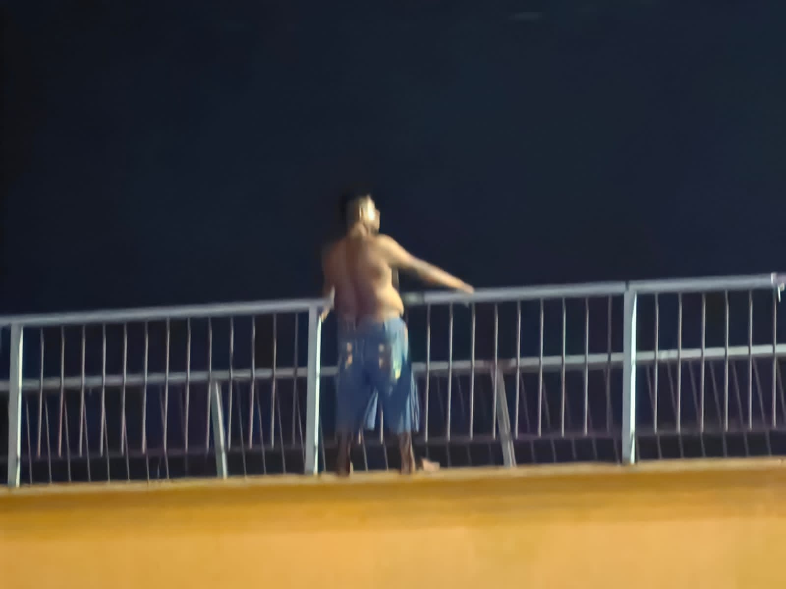 Hombre se lanza de un puente de Acapulco; lo auxilian socorristas inconsciente