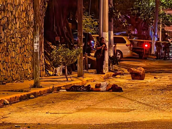En la madrugada dejan cadáver maniatado y decapitado en colonia de Acapulco