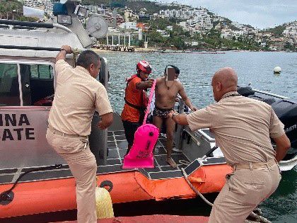 Nadador pierde la ruta en la bahía de Acapulco; marinos los rescatan