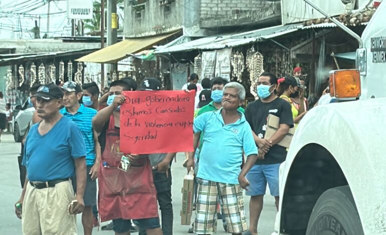 A un día de presunto ataque con dron en la Central de Abastos en Acapulco bloquean presuntos comerciantes para demandar seguridad