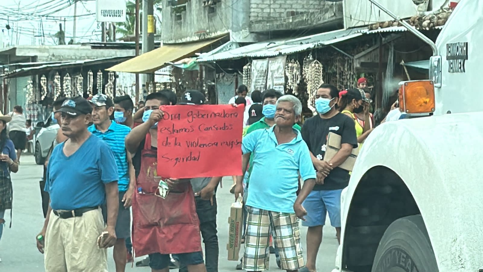 A un día de presunto ataque con dron en la Central de Abastos en Acapulco bloquean presuntos comerciantes para demandar seguridad