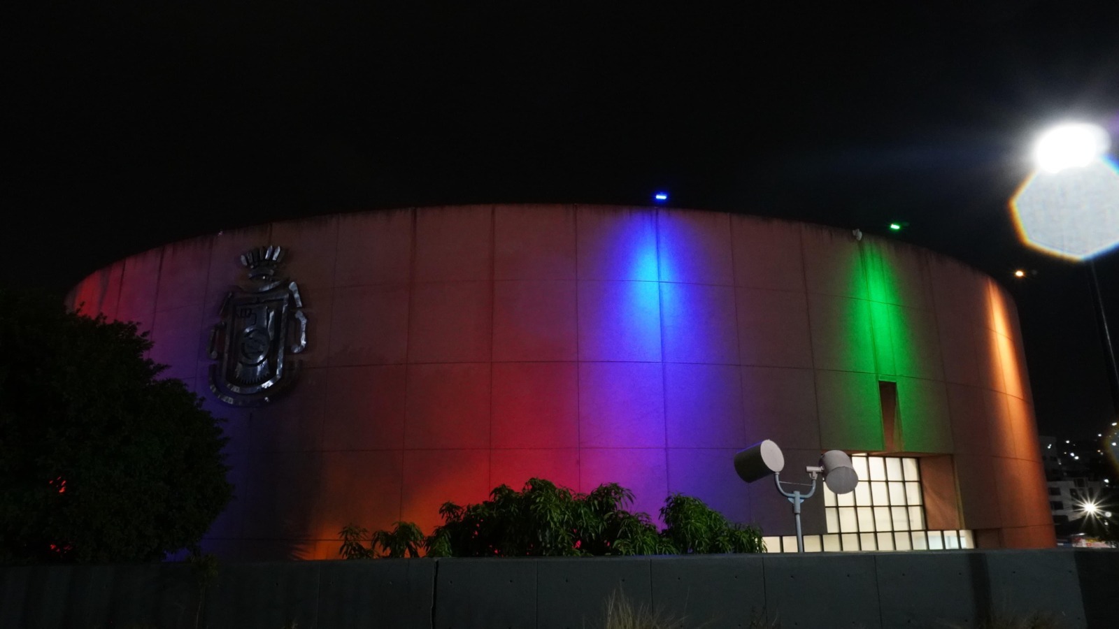 Encienden luces del orgullo LGBTIQ+ en el Congreso del estado