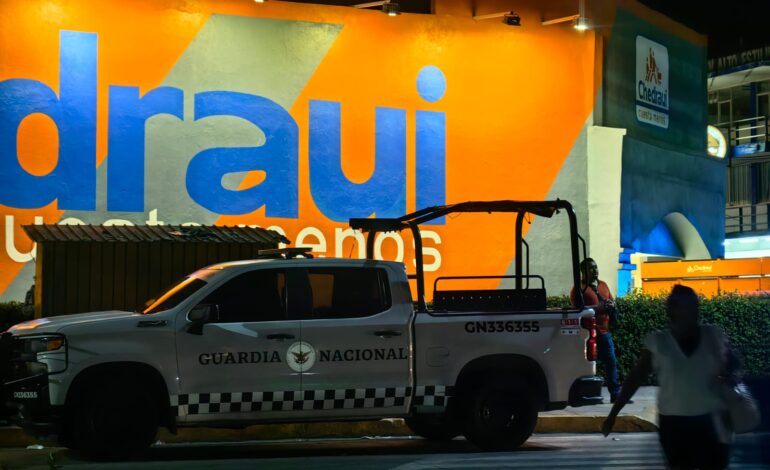 Balean en la avenida Costera de Acapulco a informador turístico; se salva al refugiarse en una tienda comercial