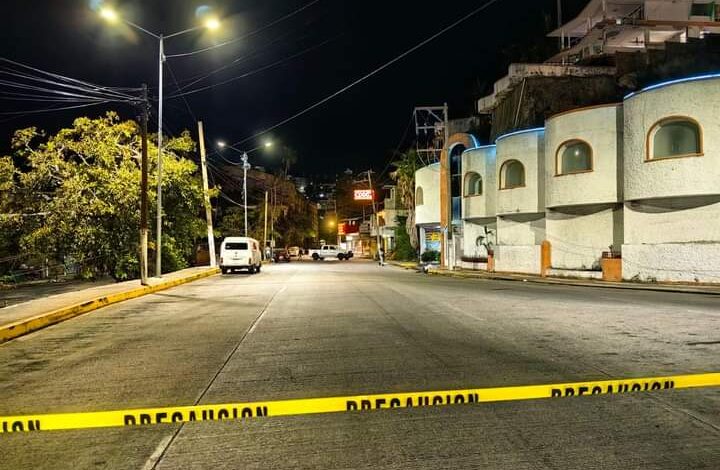 Atacan con arma blanca a un hombre y una mujer en la entrada a un motel en Acapulco