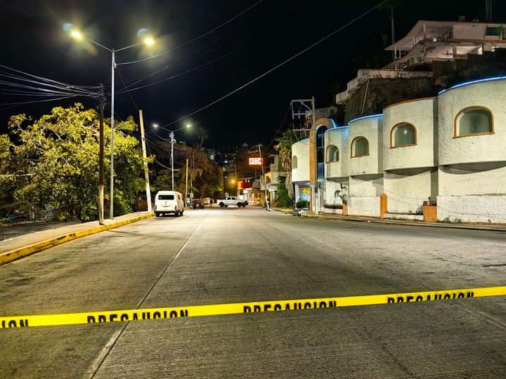 Atacan con arma blanca a un hombre y una mujer en la entrada a un motel en Acapulco