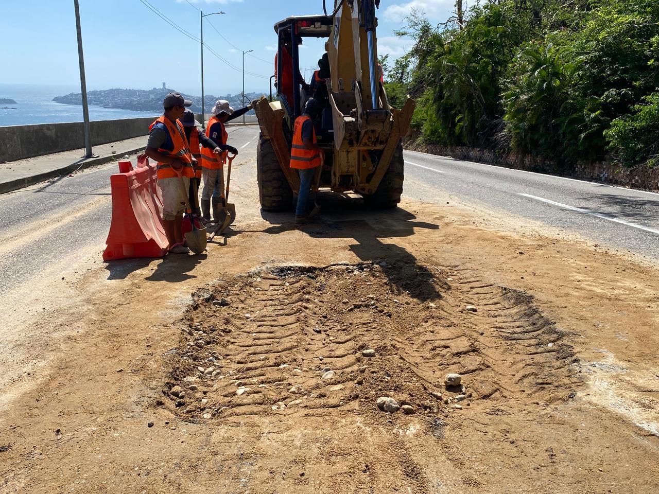 Atiende Gobierno de Abelina cinco fugas de importancia en avenida Escénica