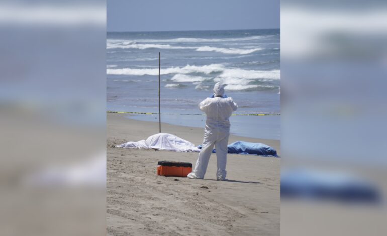 Los cadáveres de dos personas del sexo masculino flotan en playa de la zona Diamante de Acapulco