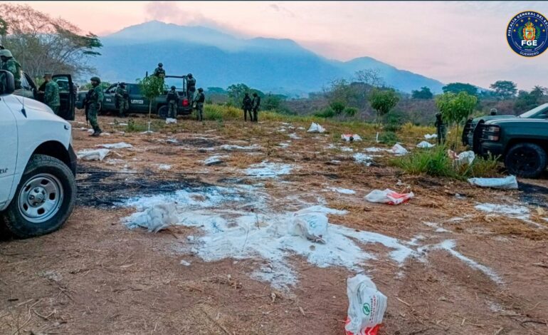 Decomisan explosivos, equipo táctico y de tecnología al desmantelar autoridades de los tres niveles de Gobierno un campamento en Petatlán