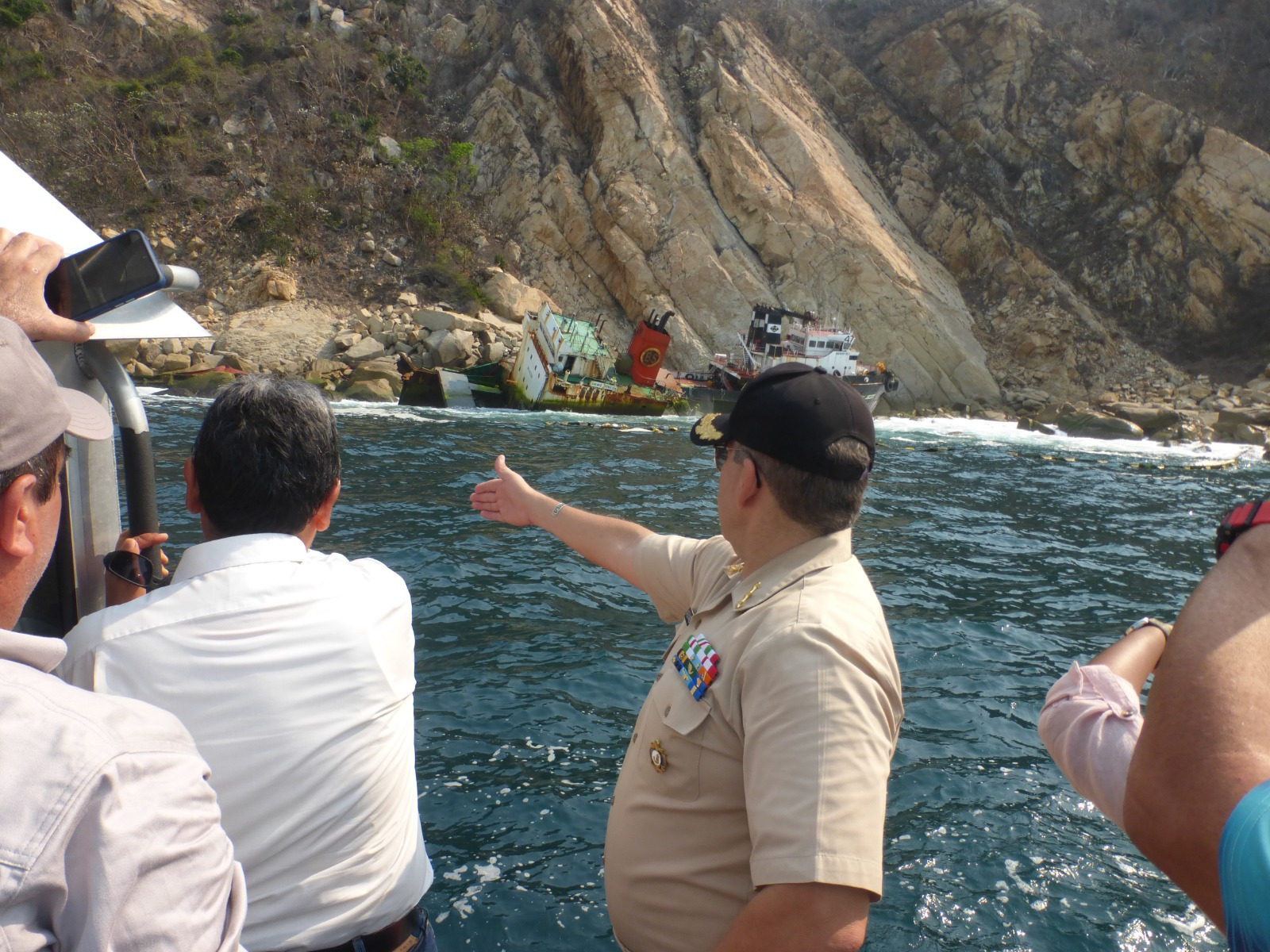 Marina realiza recorrido marítimo por la bahía de Acapulco con autoridades federales, estatales y municipales, para elaborar plan y programa de limpieza