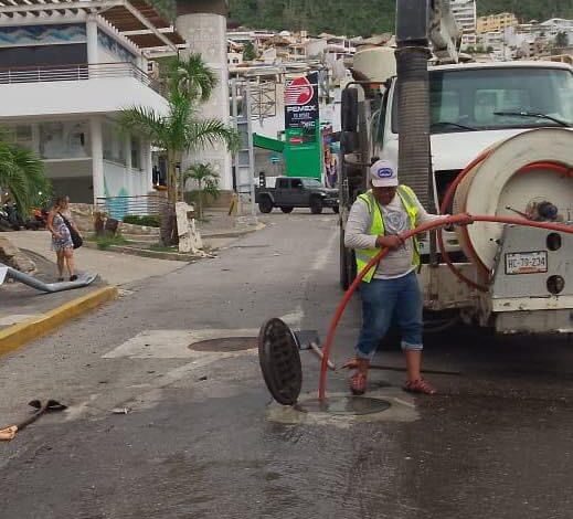 Mantiene Gobierno de Abelina brigada de desazolve de pozos de visita