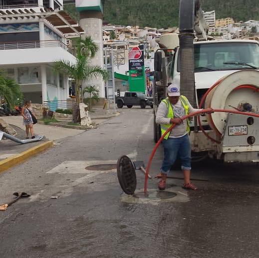 Mantiene Gobierno de Abelina brigada de desazolve de pozos de visita