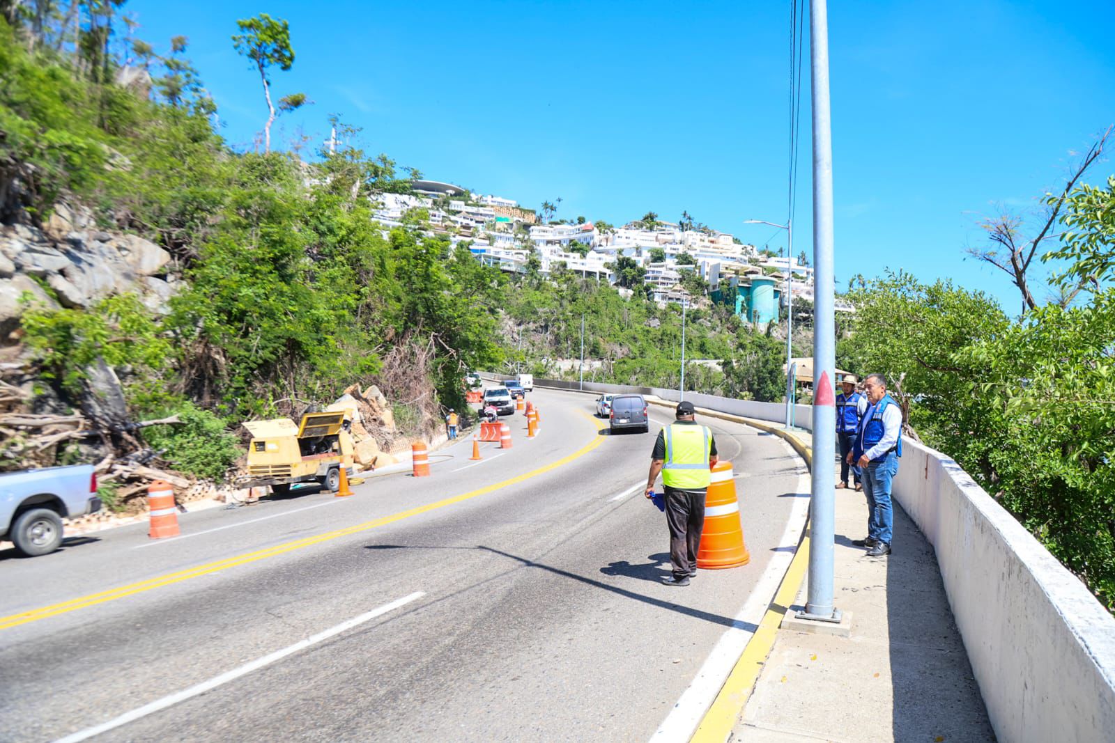 Atiende el gobierno de Evelyn Salgado la rehabilitación y mantenimiento de la Avenida Escénica de Acapulco