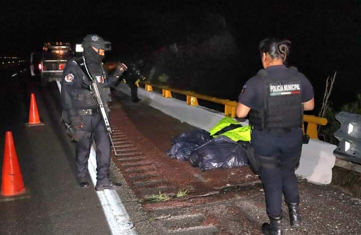 Dejan tres cadáveres desmembrados con mensajes escritos en cartulinas en vía de Chilpancingo