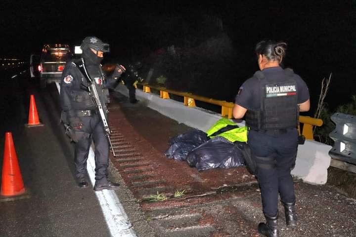Dejan tres cadáveres desmembrados con mensajes escritos en cartulinas en vía de Chilpancingo