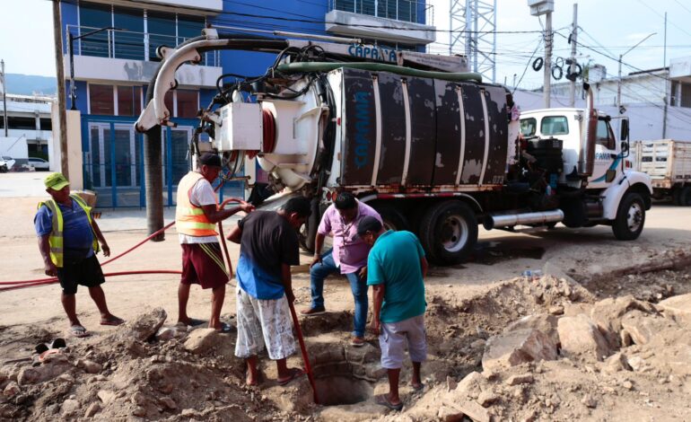 Mantiene Gobierno de Abelina brigada de desazolve en Colector II