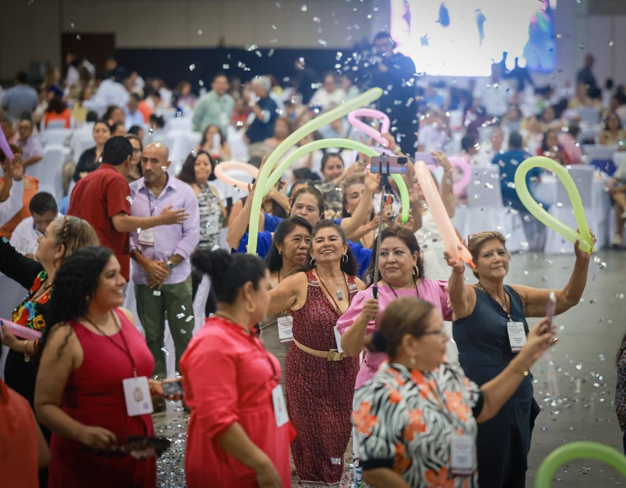 Celebra Evelyn Salgado el Día del Personal de Apoyo y Asistencia a la Educación en Guerrero