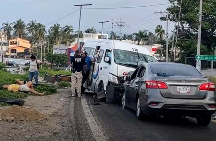 Muere militar y una mujer al chocar contra un vehículo de transporte público