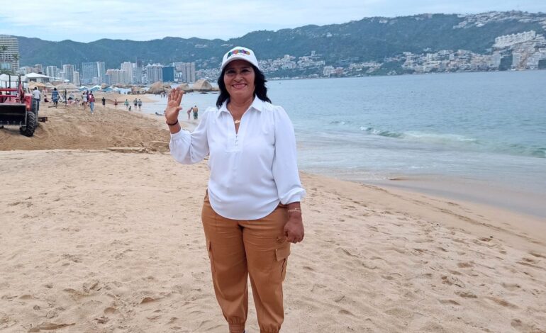 Abelina López se «bañará» en playa luego de que Cofepris informó que 21 de la bahía son aptas para uso recreativo