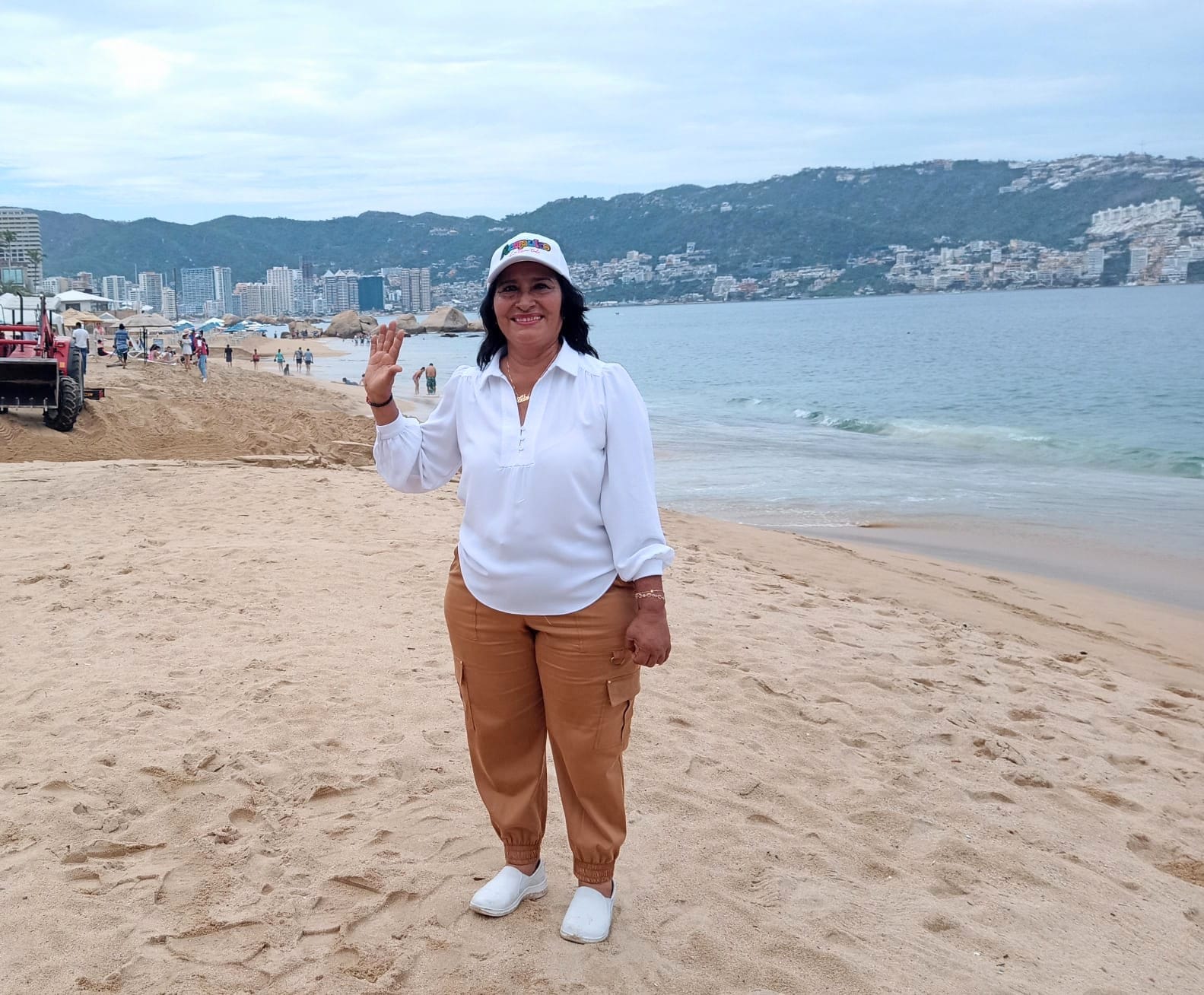 Abelina López se «bañará» en playa luego de que Cofepris informó que 21 de la bahía son aptas para uso recreativo