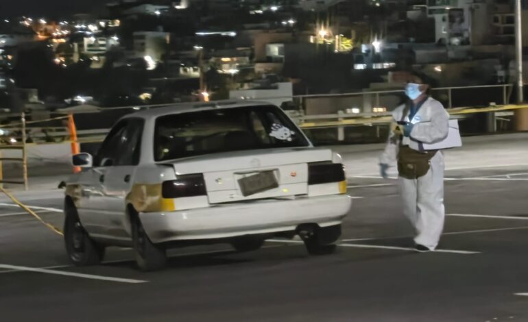 Hallan cuerpos desmembrados y narcomensajes en un taxi amarillo abandonado en tienda comercial en Acapulco