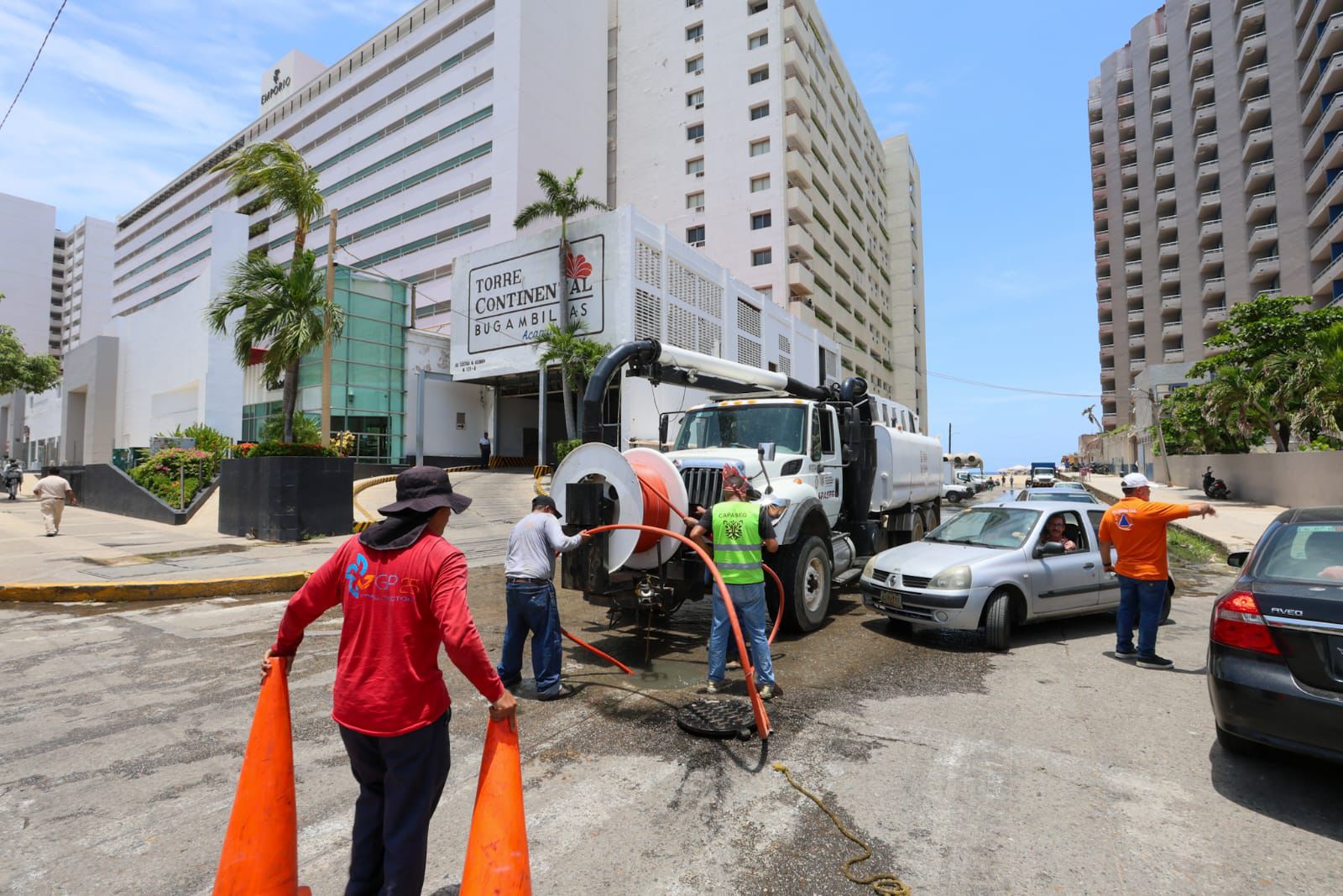 Supervisa Evelyn Salgado acciones del Operativo de Verano 2024 y recorre playas de Acapulco