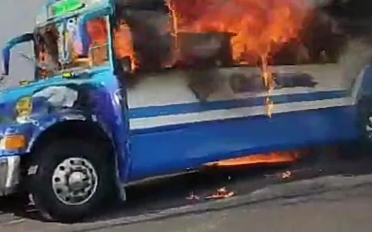camion urbano incendiado