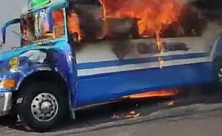 Reporta incendio de camión urbano de transporte público en Calzada Pie de la Cuesta, Acapulco