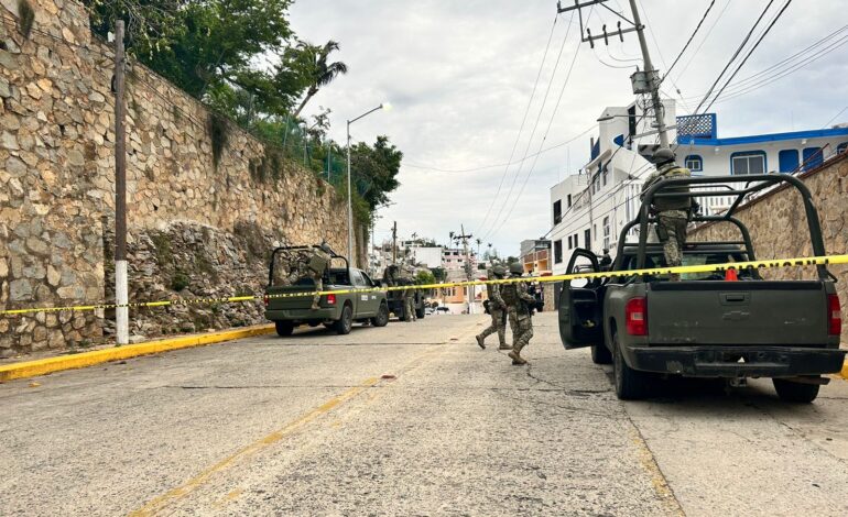 Arrestan a cuatro presuntos integrantes de grupo delincuencial, armas, vehículos y drogas en domicilio cateado en el Fraccionamiento Las Playas