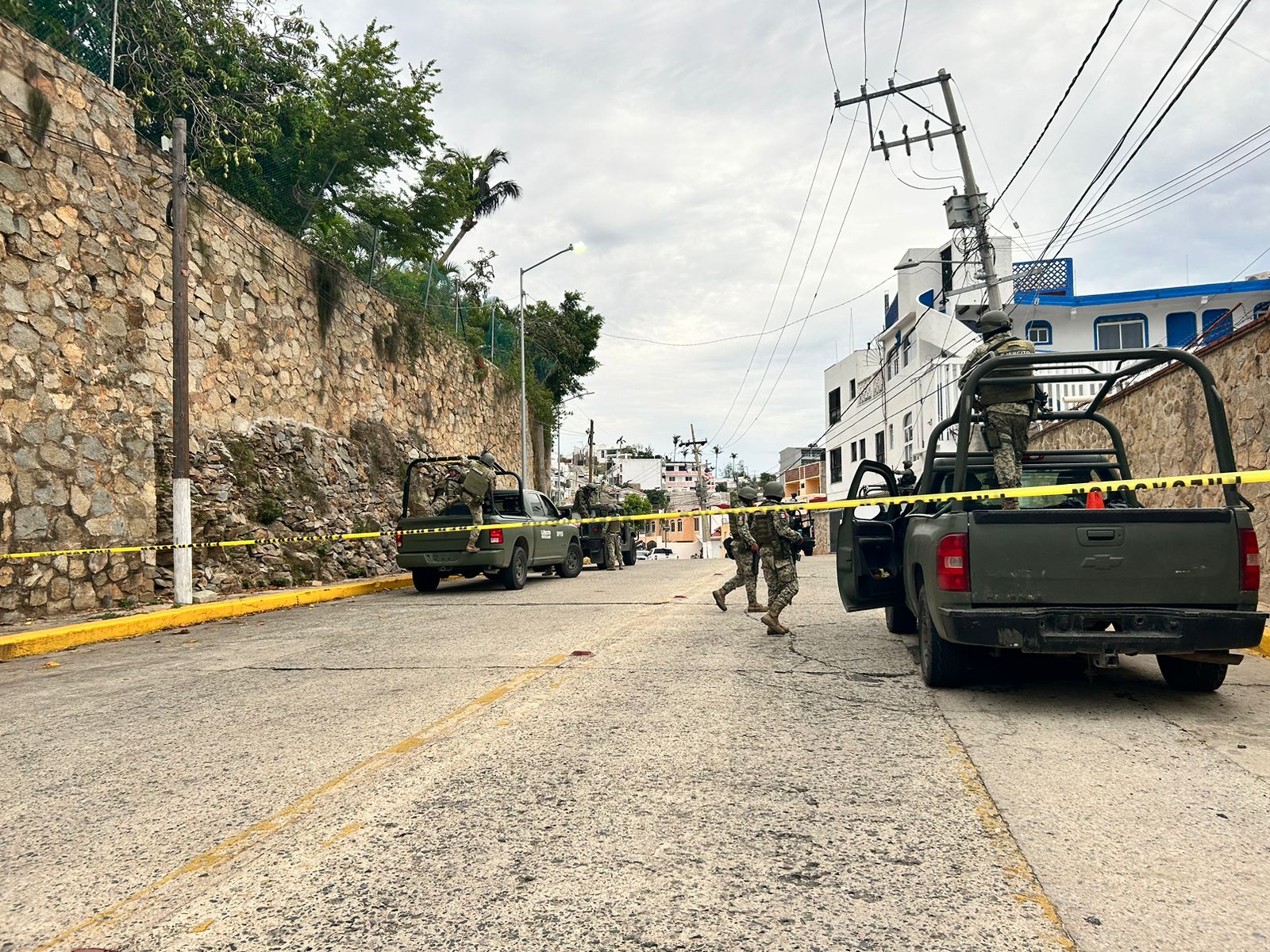 Arrestan a cuatro presuntos integrantes de grupo delincuencial, armas, vehículos y drogas en domicilio cateado en el Fraccionamiento Las Playas