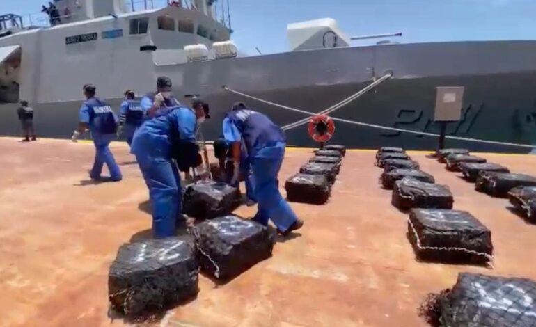 Marina asegura 103 costalillas con presunto clorhidrato de cocaína, frente a las costas de Acapulco, Guerrero