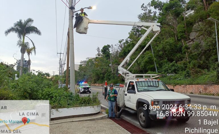 Coloca Gobierno de Abelina luminarias en la avenida Escénica a cargo del Gobierno del Estado