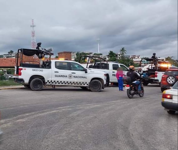 Dejan a persona desmembrada en una camioneta frente al panteón Valle de la Luz, Acapulco