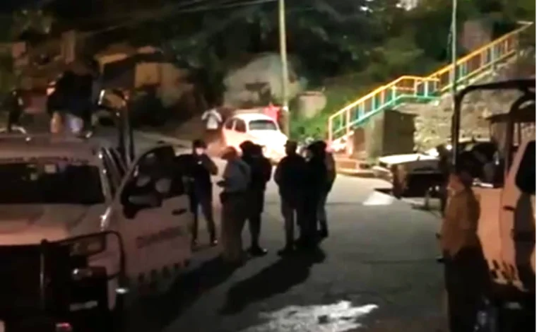 Dejan cráneo humano sobre un taxi del servicio público de transporte en el Infonavit Alta Progreso, Acapulco