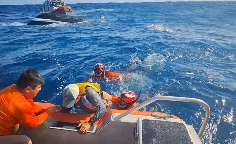 Marina rescata a tres personas frente a la bahía de Acapulco