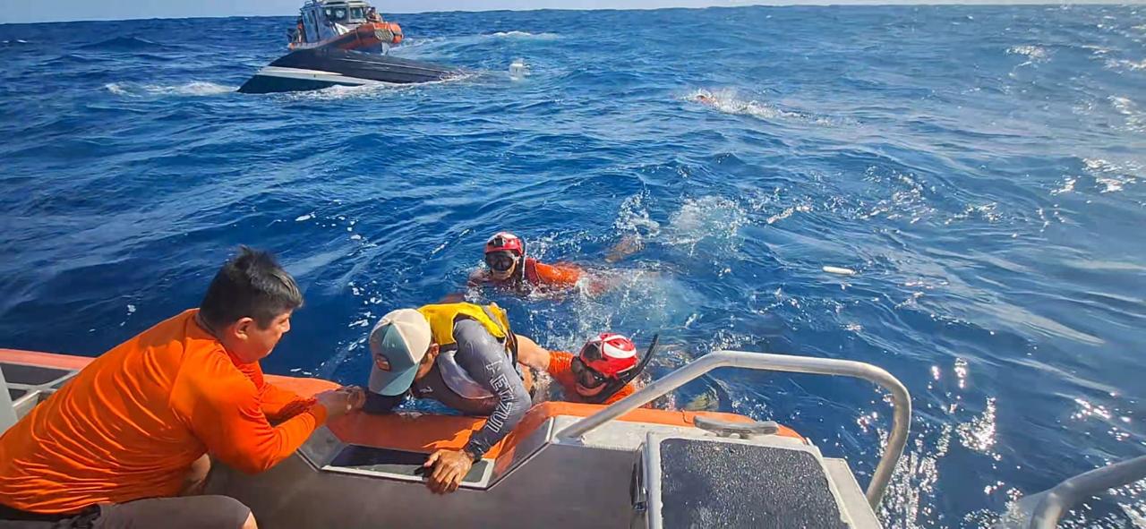 Marina rescata a tres personas frente a la bahía de Acapulco