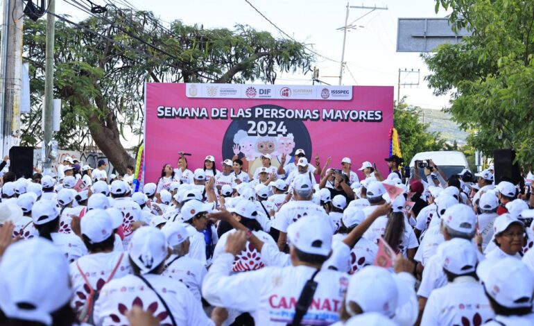 Promueve Evelyn Salgado actividad física en personas mayores con caminata “Amor Con Amor se Paga” en Chilpancingo