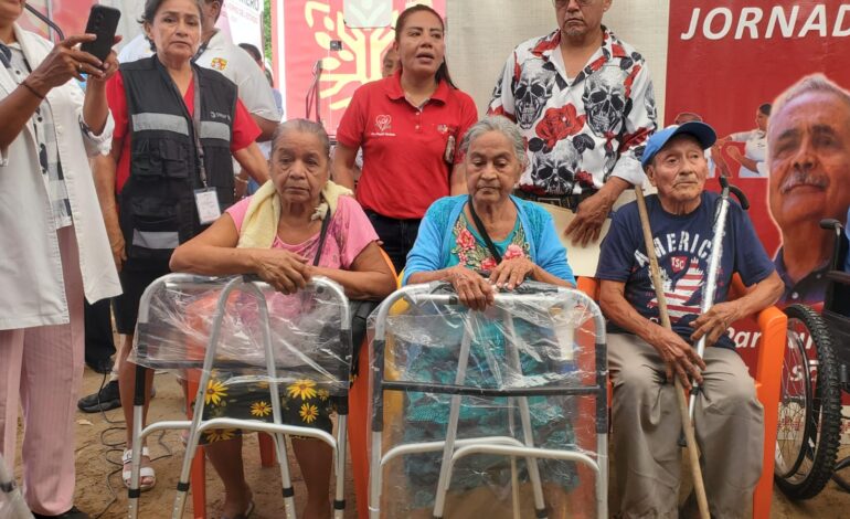 Conmemora Evelyn Salgado a los adultos mayores de Acapulco con jornada médica