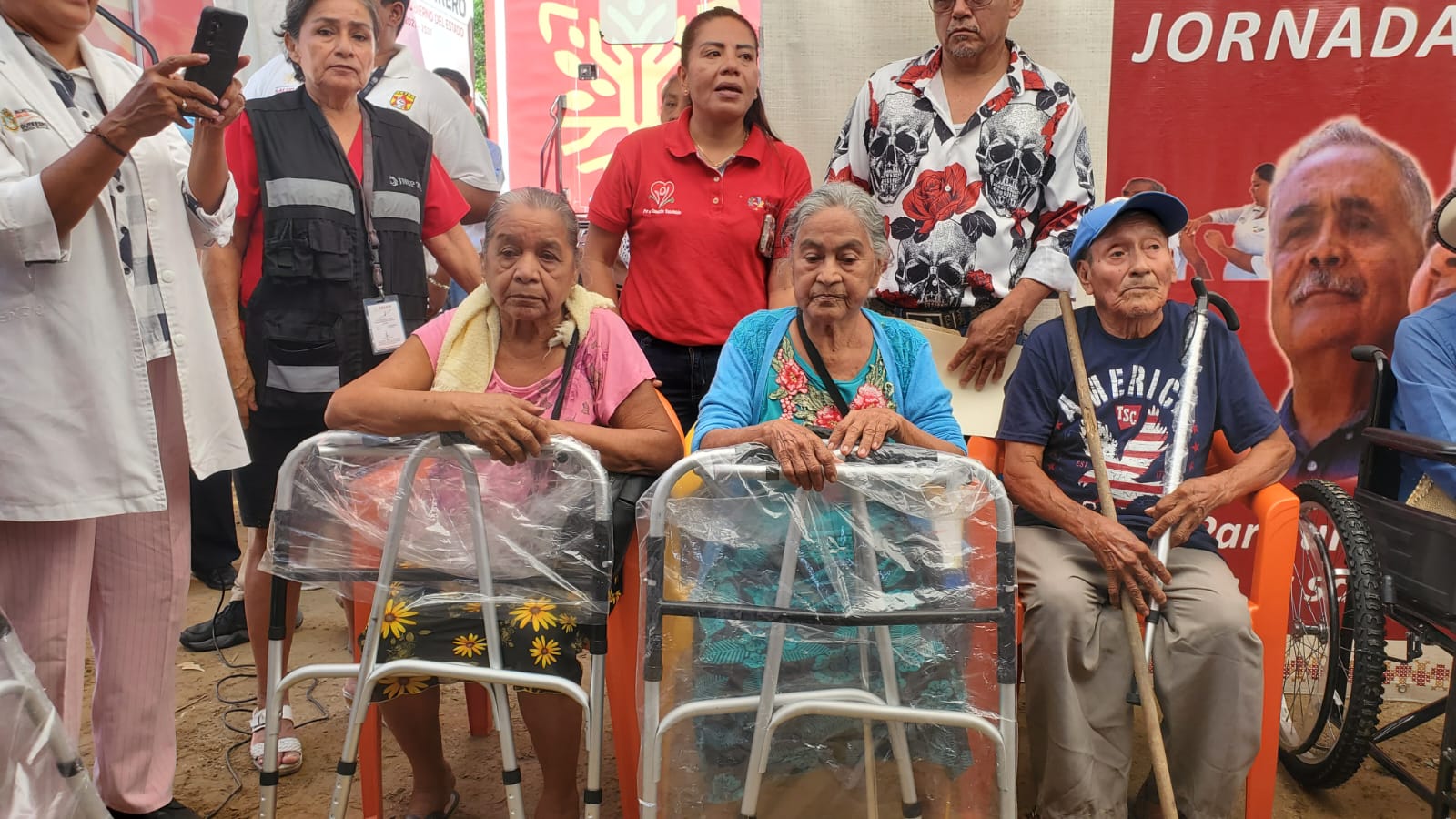 Conmemora Evelyn Salgado a los adultos mayores de Acapulco con jornada médica