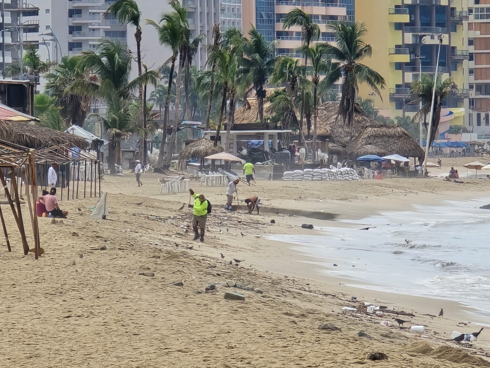 Instruye Evelyn Salgado a la Promotora y Administradora de Playas Acapulco operativo de limpieza por arrastre de basura