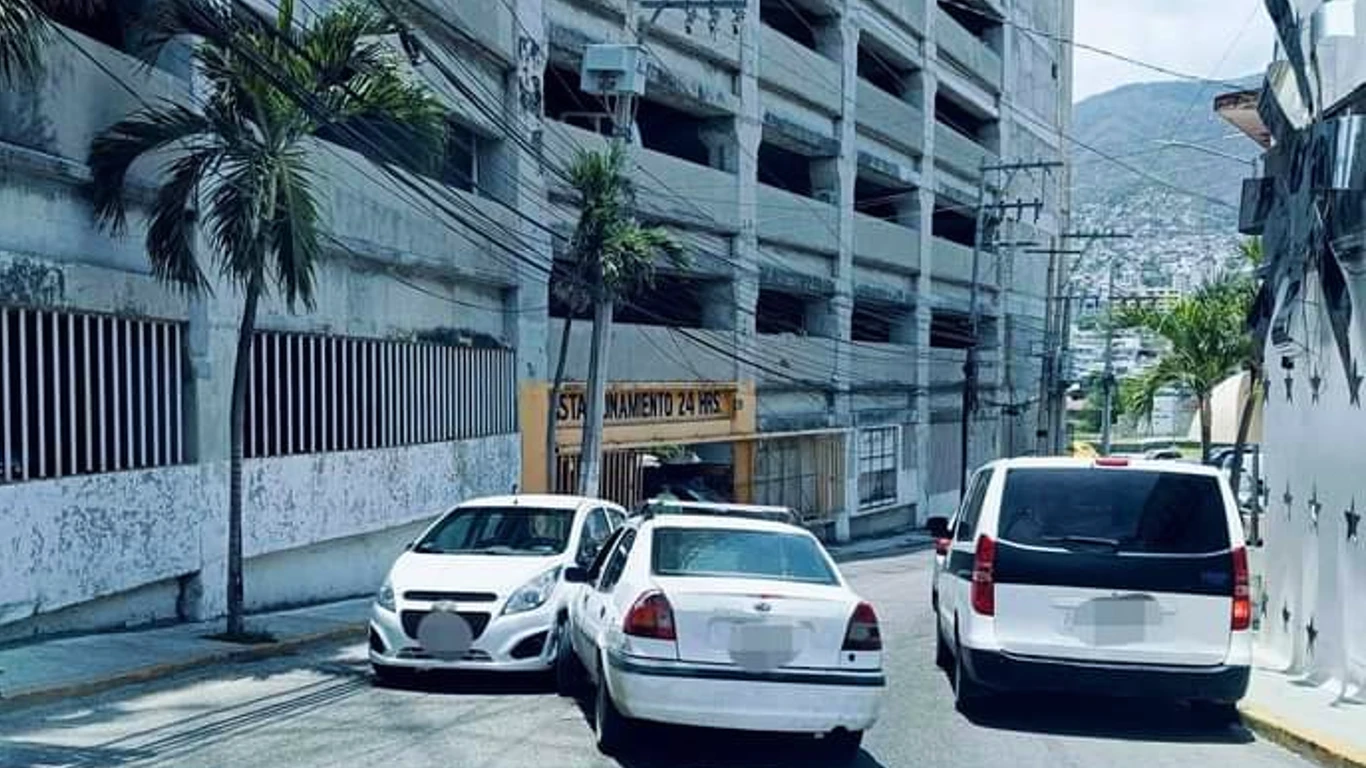 Le disparan, muere y choca en la Costera Vieja de Acapulco