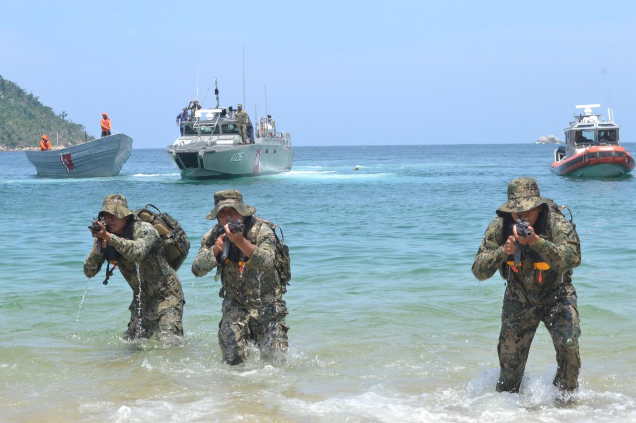 Marina realiza ejercicios de rescate en la mar y demostración anfibia en el puerto de Acapulco