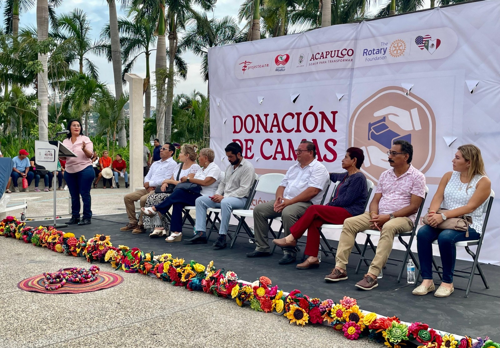 En medio de crisis de violencia en Acapulco, le gritan a Abelina López «no estás sola» en acto de donación de camas a personas en situación de pobreza