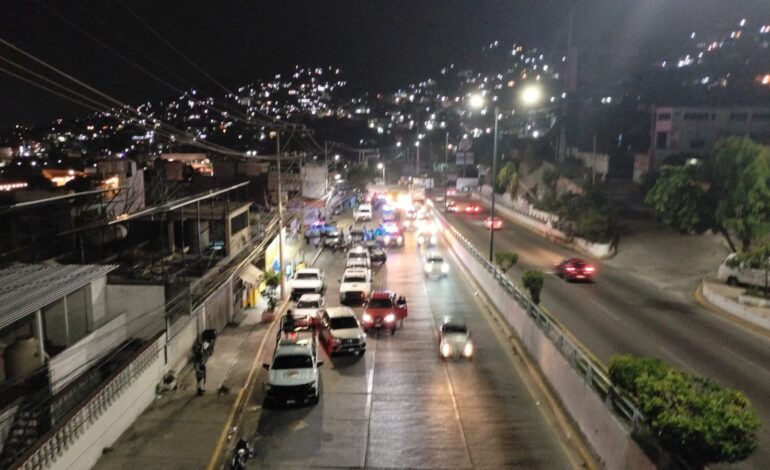 Acapulco: Atacan a Urvan del transporte público donde presuntamente viajaba equipo de futbol; Guardia Nacional bloquea labor de reporteros