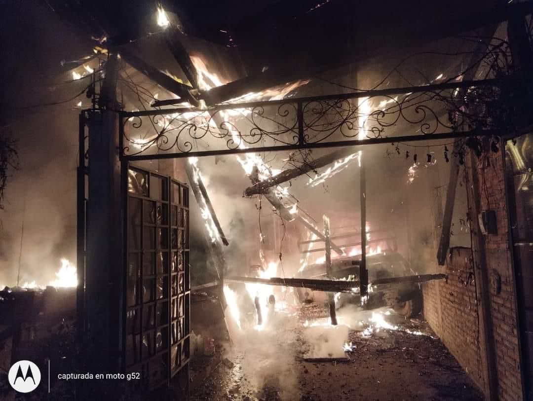 Dos incendios dejan vehículos quemados, una vivienda, un garaje y un taller mecánico en Chilpancingo
